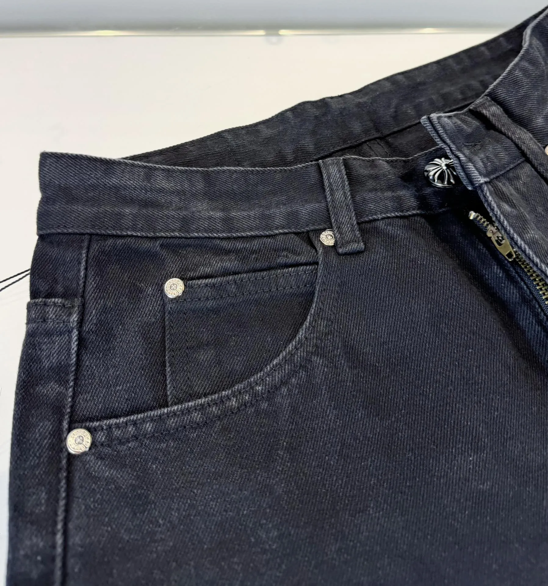 🅿️290 Chroe Hets CH Chroe Hets washed blue jeans, ceiling-level jeans, a pair is hard to find at the counter‼ ️ About Zangyin ✅ This is an extremely luxurious fashion brand that can also be called the aristocracy of the high street. It has always been an exclusive brand for some hipsters or the rich second generation. The color of this model is already very eye-catching by using a unique washed material. It is decorated with pink patchwork cross flowers, which cleverly highlights the charm of the brand. Secondly, this model adopts a classic high-waist cut design, which highlights the long legs and fashionable temperament of the upper body. The brand is highly recognizable and the slim-fitting configuration is more suitable for daily wear. The personality will be fashionable and the specifications can be seen at a glance. Materials and technology ✅ Needless to say, this point goes without saying. As an excellent craftsman brand, Zangyin's requirements for details and craftsmanship are really perfect. The washed color of this model has gone through a lot of processes, not to mention the embellishment of the denim appliqués. It is also purely handmade and sewn. Just like what they believe in, only handmade things have soul and have the meaning of wearing. A top-notch heavy-duty fashionable denim item, recommended by both hands‼ ️Size# 28 30 32 34